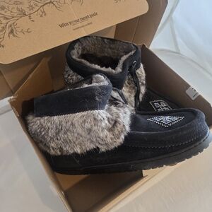 Manitobah Gray Fur-Lined BootsNew in box  mukluks manitoba w 10 suede leather